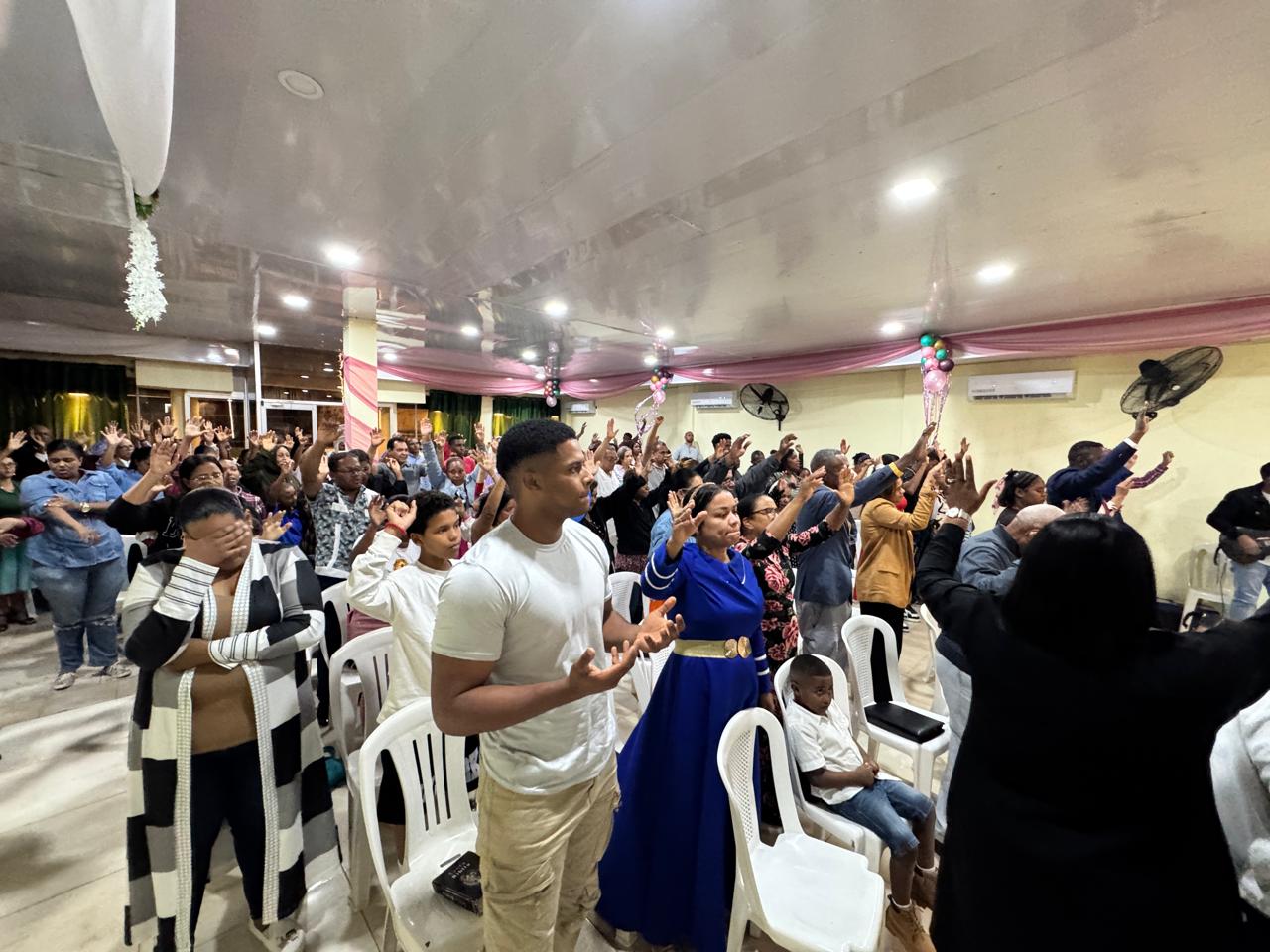 Congregación en adoración